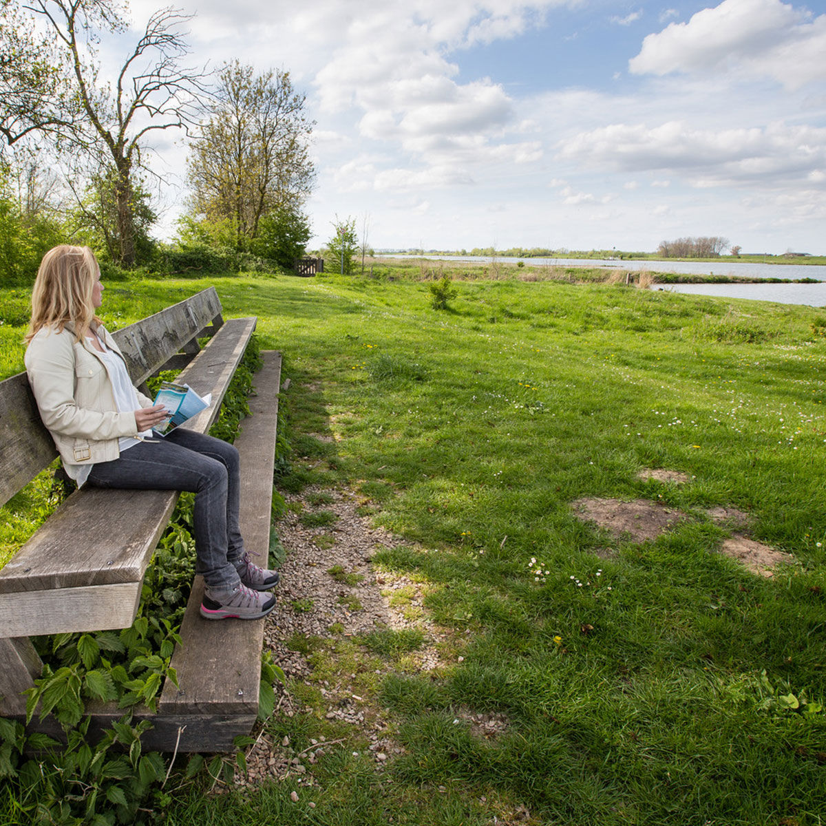 Werk aan het Spoel_Wandelen_Liniebankje